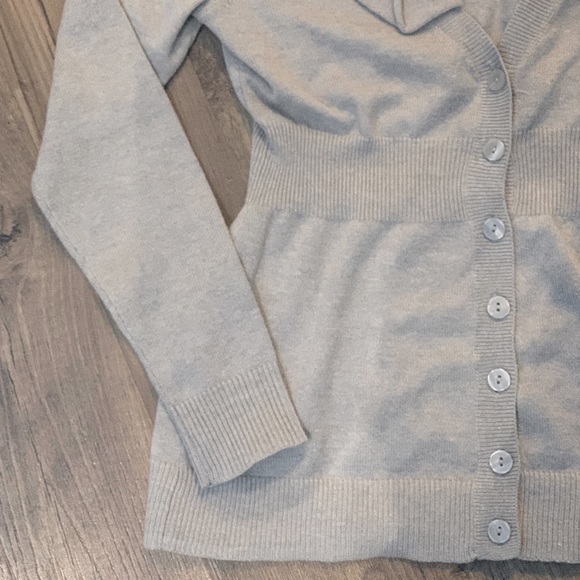 ELLE NWT Button-down Cardigan with Fitted-waist and Ruffled V-neck - Picture 5 of 11